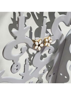 Stainless steel gold plated white flower earrings